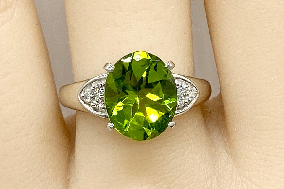 Peridot Pt900ペリドット ダイヤモンドリング (NO.48929)