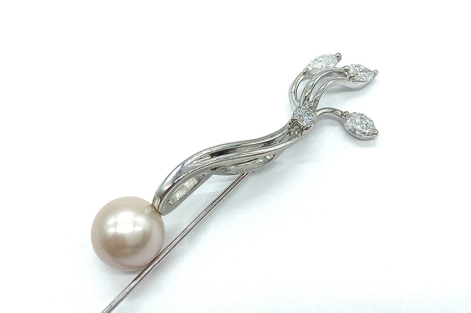 【長江達雄】 Pt900/K14WG（針・キャッチ）淡水パール ダイヤモンドペントップ兼ピンブローチ (NO.122640)