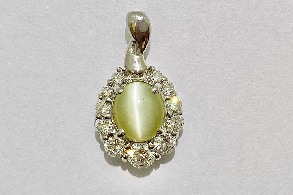 Chrysoberyl Cat’s Eye Pt900/K18WGクリソベリルキャッツアイ ダイヤモンドペントップ (NO.304650)