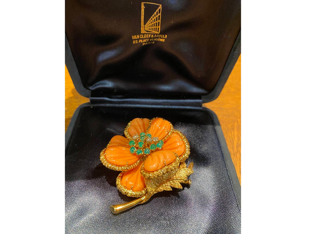 珊瑚・K18 ブローチ Van Cleef & Arpels【ヴァンクリーフ＆アーペル】K18珊瑚 エメラルド