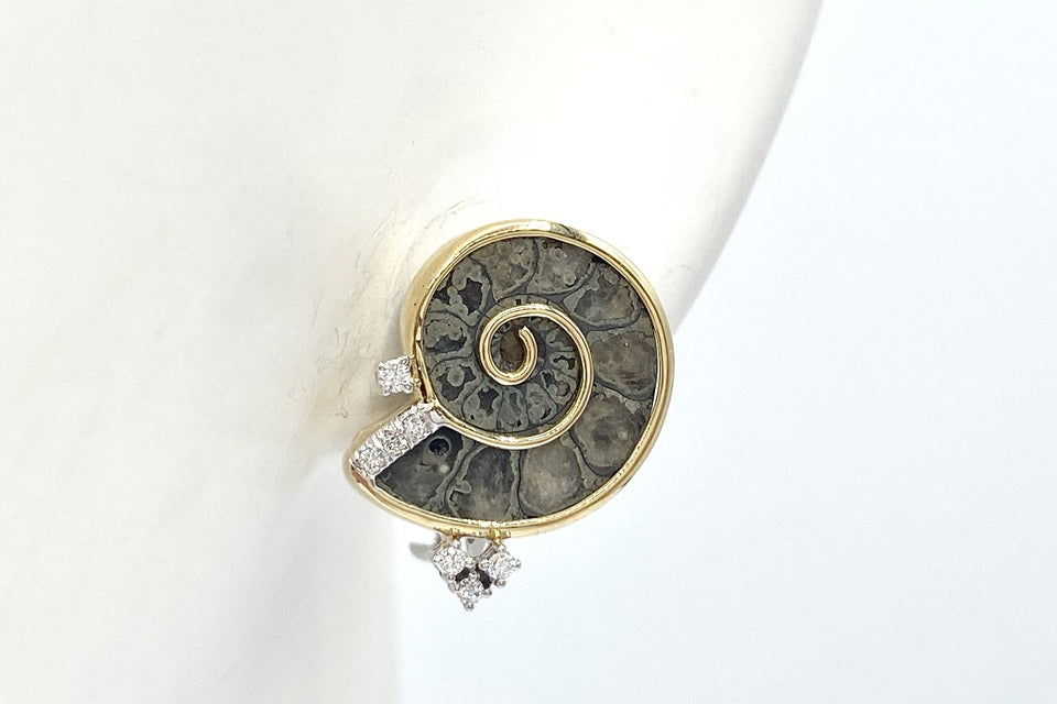Ammonite K18WG/K14WG(留具)アンモナイト化石 ダイヤモンドイヤリング (NO.50102)